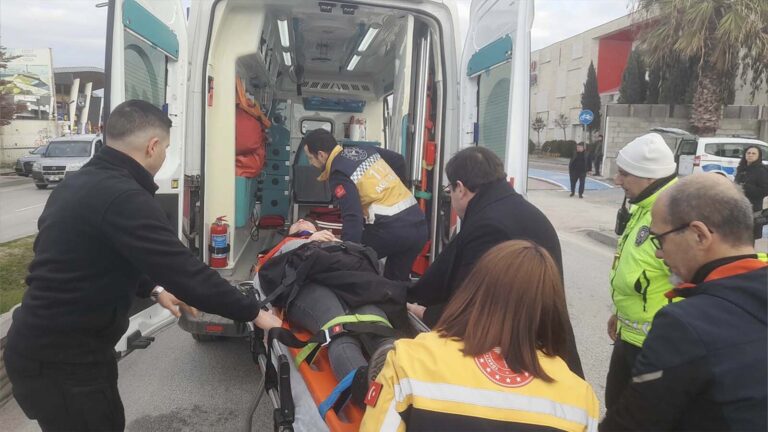 canakkale-belediye-baskani-erkekin-otomobili-kazaya-karisti-1-yarali-fdfNnNit.jpg