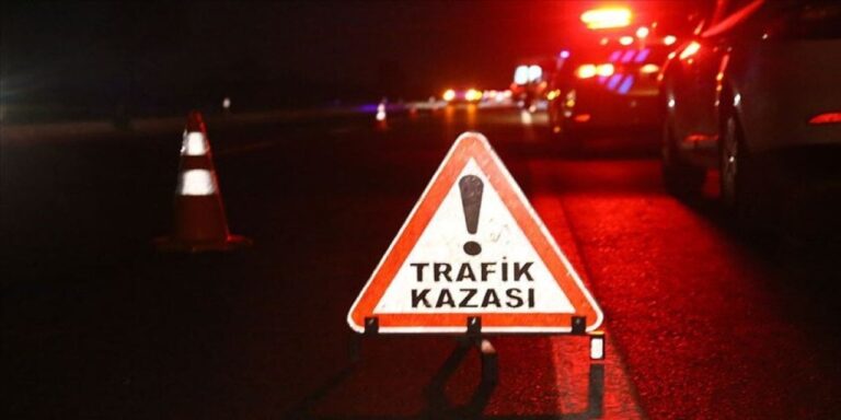 izmirde-iki-otomobilin-carpistigi-kazada-2-kisi-yaralandi-hgP6hSZt.jpg