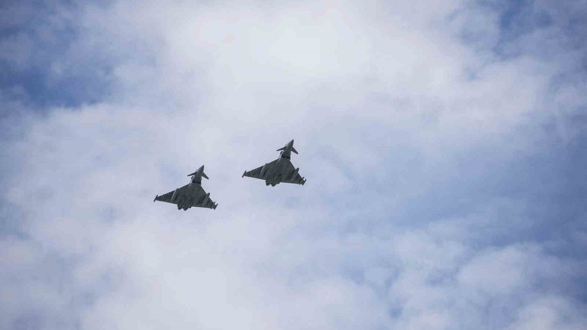 ingiliz savas ucaklarindan polonya uzerinde devriye ucusu 6dlaSwG1