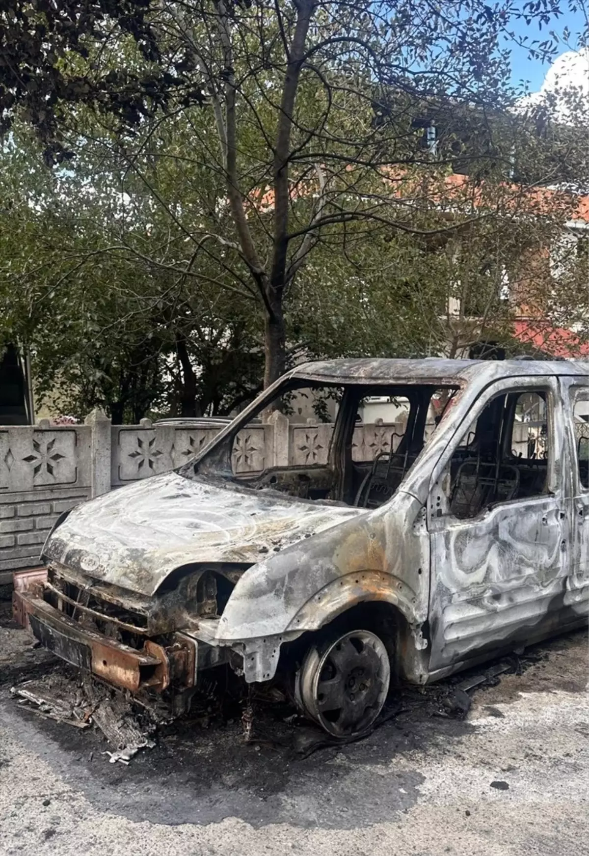 sehit babasinin araci kundaklandi xryaufEw