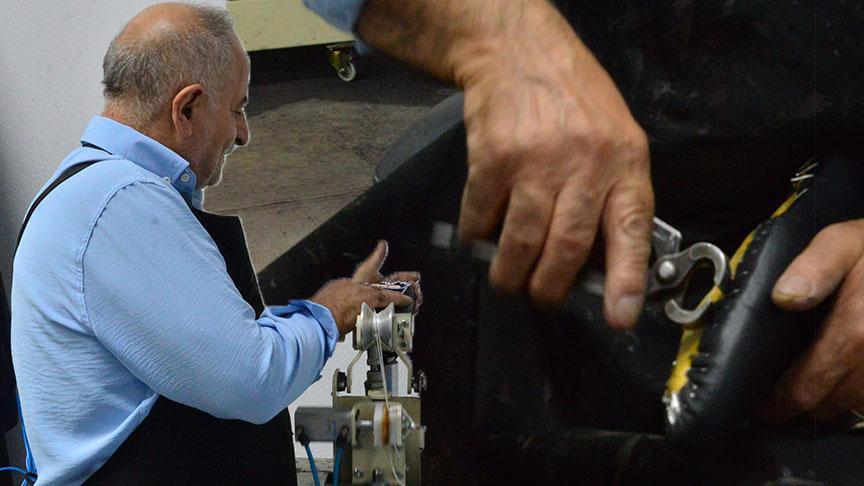 babasi kore savasinda askerlerden ogrendi kamyon lastigini soyup isledi bu isi turkiyede ilk baslatan benim gawhfqvv