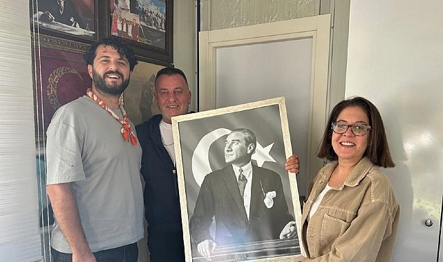 cesme belediyesinden muhtarlar haftasinda anlamli hediye ataturk tablosu JtfurFZI.jpg