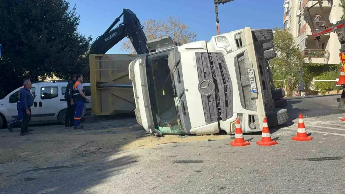 hafriyat kamyonu devrildi sofor yaralandi IznpqU4f.jpg