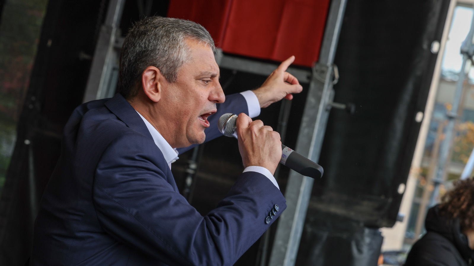 ozgur ozelden aziz ihsan aktas iddianamesine ilk tepki bu isin bahanesi kalmamistir mussolininin on infaz yontemleriyle bu tutukluluklar surdurulmemelidir 7iUUWrED.jpg