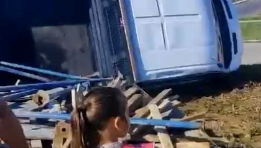 samsunda otomobille kamyonet carpisti 2 yarali ZvARcfbx.jpg