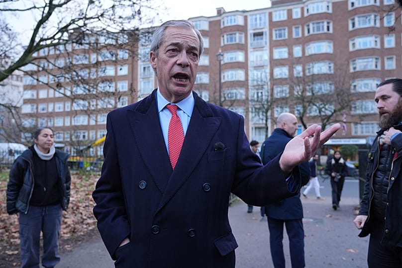 Reform UK parti lideri Nigel Farage, Londra'daki İran Büyükelçiliği önünde protestoculara sesleniyor, 12 Ocak 2026.