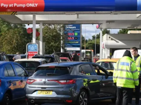 İngiltere’de akaryakıt krizi: Fiyatlar yükseldi, istasyonlarda geçici tedarik sorunu