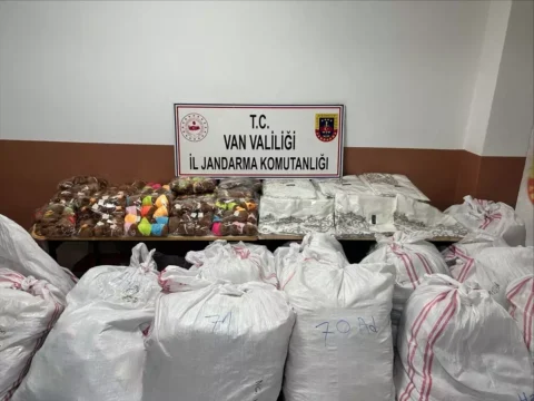 Başkale’de Kaçak Gıda ve Eşya Ele Geçirildi