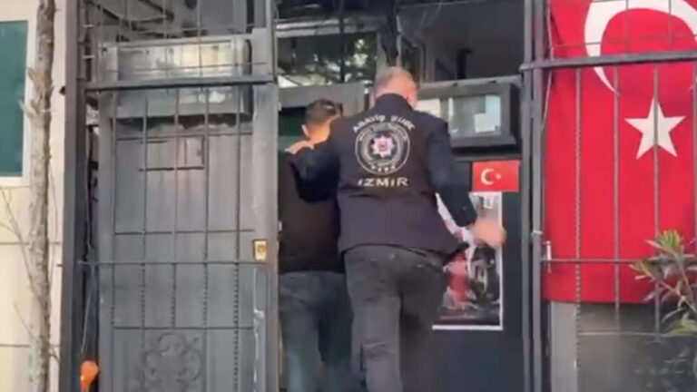 izmirde-es-zamanli-operasyon-131-firari-hukumlu-yakalandi-QAYVt5Hx