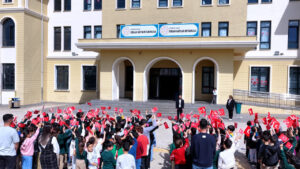 murat-kurum-23-nisani-boyle-kutladi-o-okulu-paylasti-zLKSSZsu