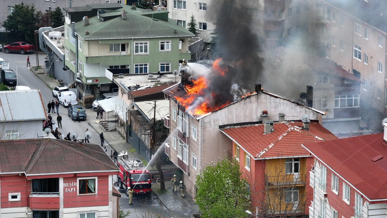 Ümraniye’de Çatı Yangını: İtfaiye Hızla Müdahale Etti
