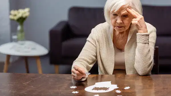 Alzheimer Hastalığında Erken Dönem Belirtileri: Gizli Evre 50’li Yaşlarda Başlıyor!