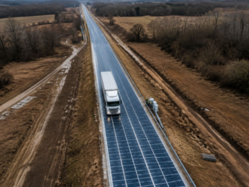 1 Kilometre Uzunluğunda Güneş Panelleri Yol Üzerine Yerleştirildi