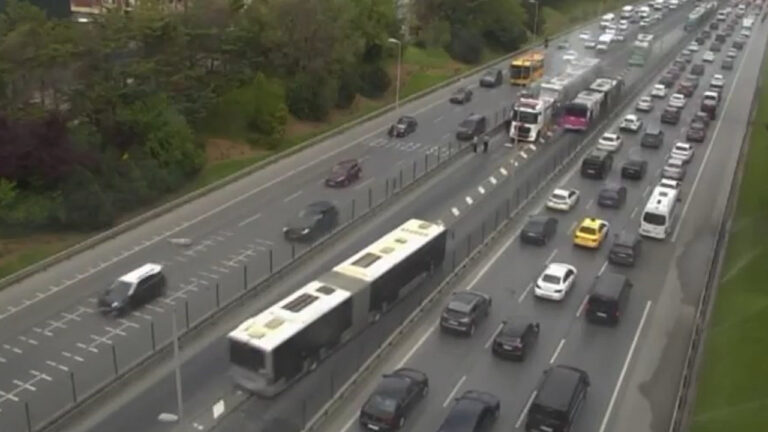 kopru-istikametinde-metrobus-motoru-alev-aldi-vOSAUtbr