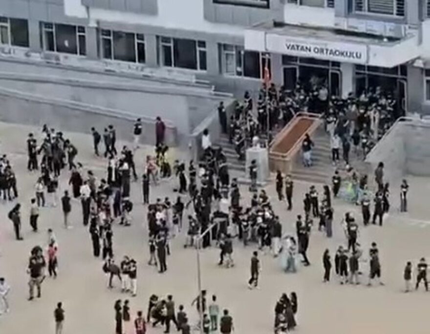 Şanlıurfa’da Deprem Panik Yaratırken Öğrenciler Bahçeye Koştu